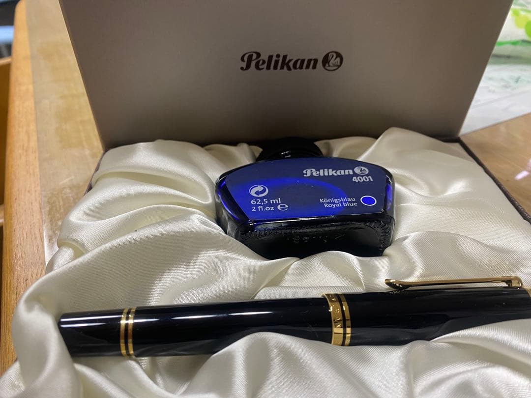 Pelikan M1000 万年筆とロイヤルブルーインクのセット。