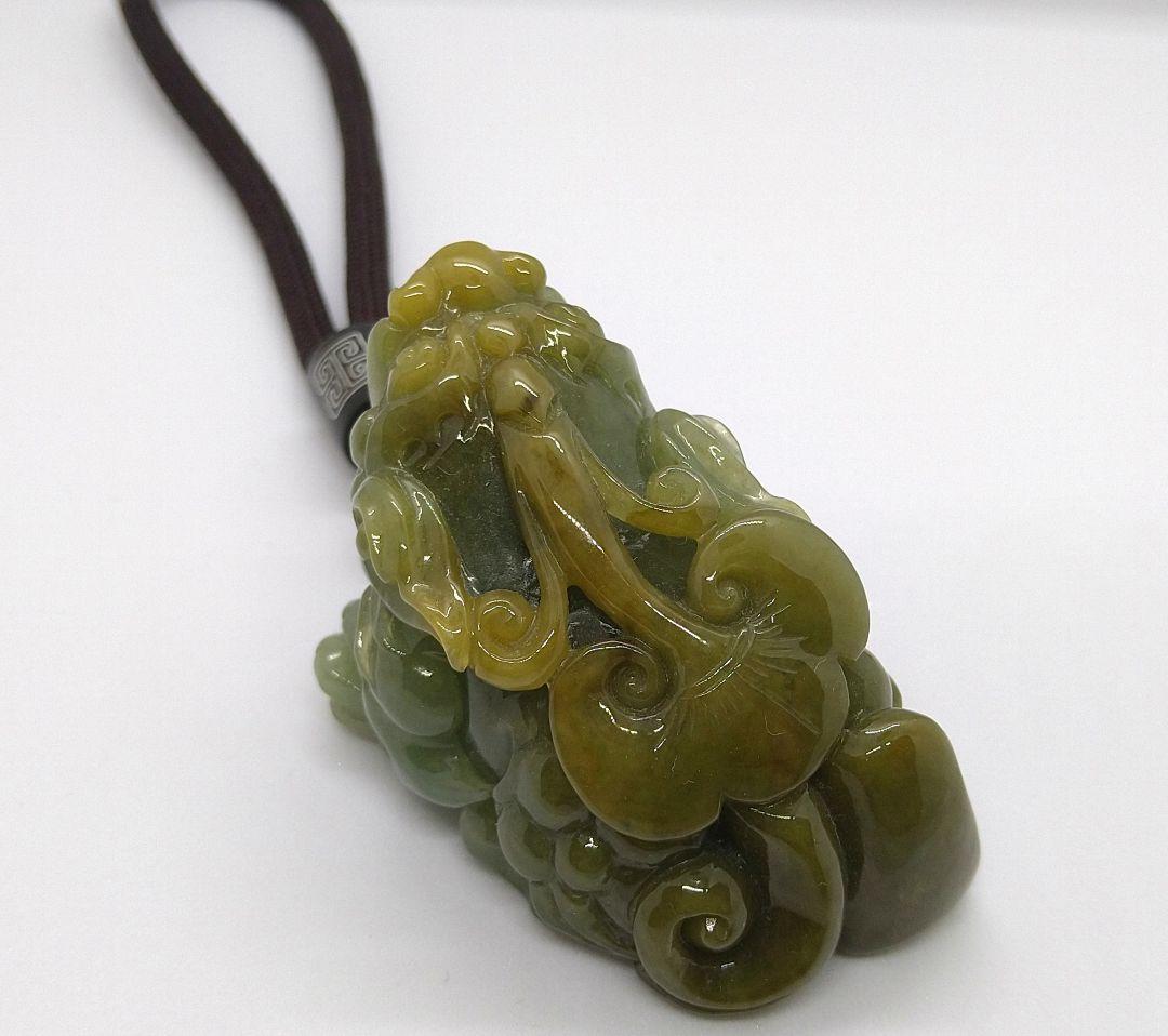 本翡翠　天然石　翡翠　貔貅　ひきゅう 置物　ネックレス　財福　彫刻　鑑別書２点付