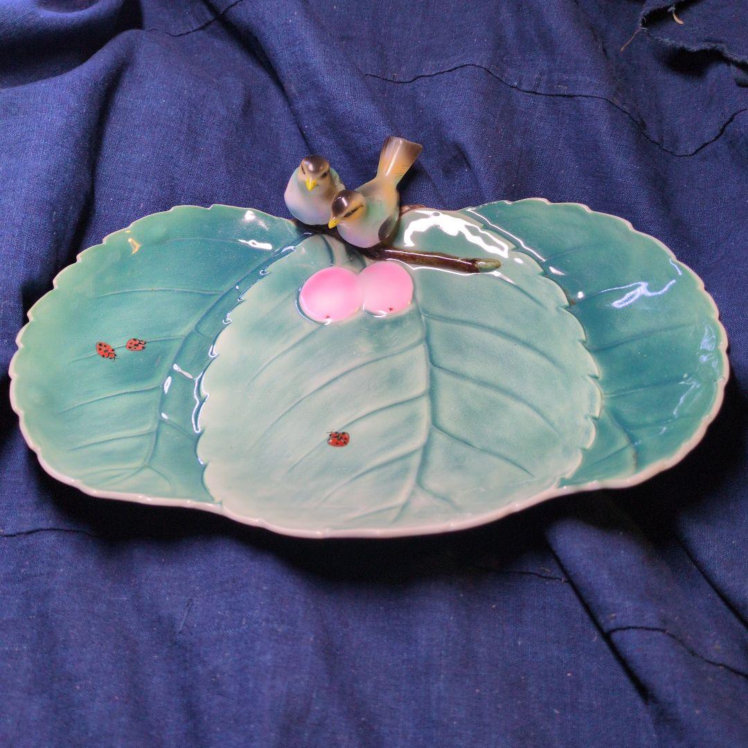 とても古い深川製の陶磁器、2羽の小鳥とてんとう虫