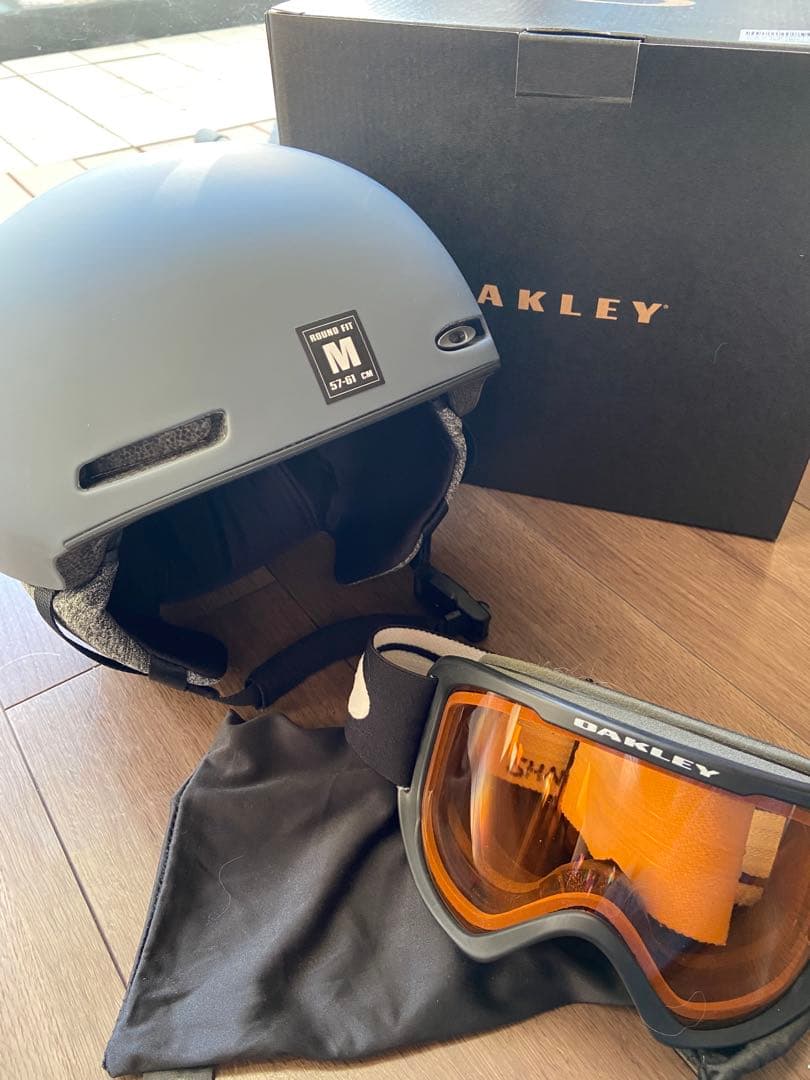 未使用　OAKLEY MOD1 ヘルメット Mサイズ ゴーグルのセット