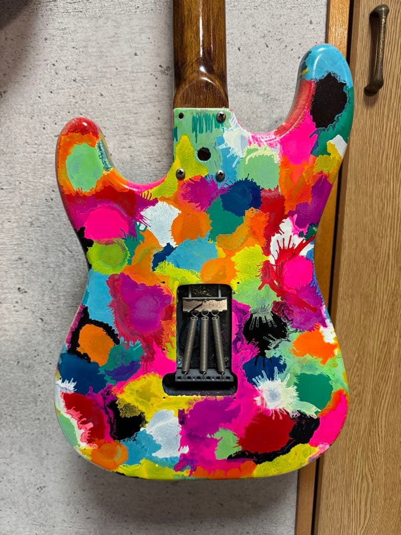 カラフルアートエレキギター　ネックなし