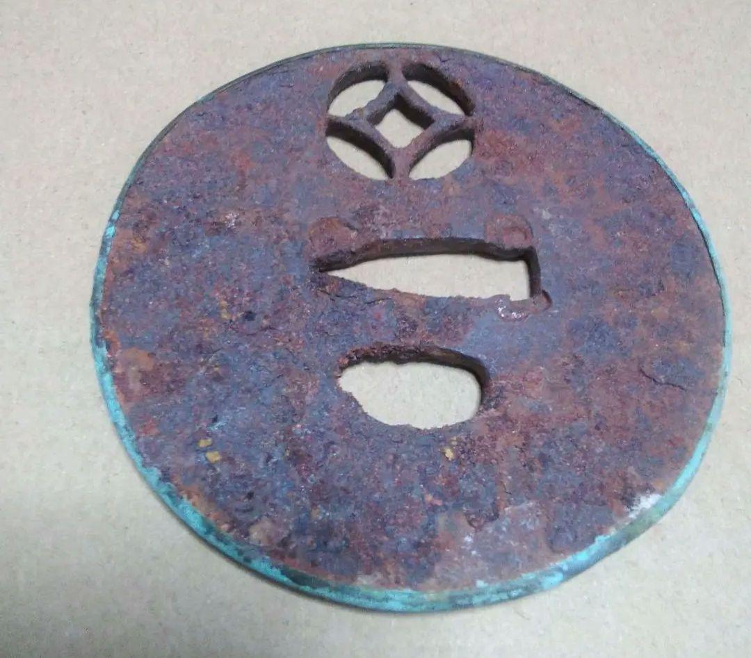 昭和レトロビンテージ珍しい(骨董品コレクション)錆びた金属製円形武具鍔(つば)