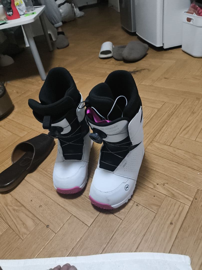 女性用スノーボードブーツ BOAシステム ホワイト/ピンク