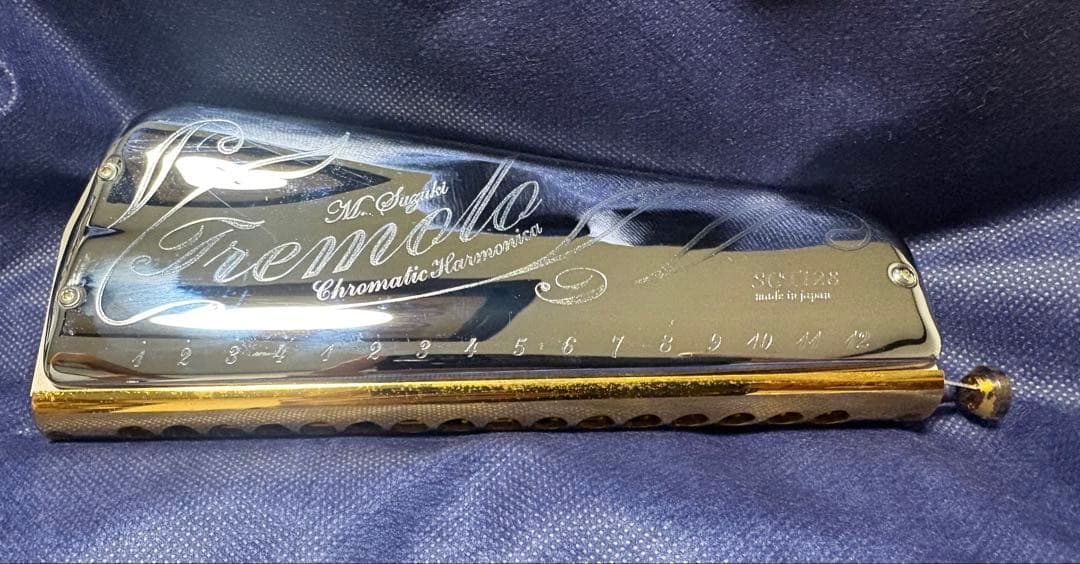 Suzuki Tremolo Chromatic ハーモニカ 革カバー付き。