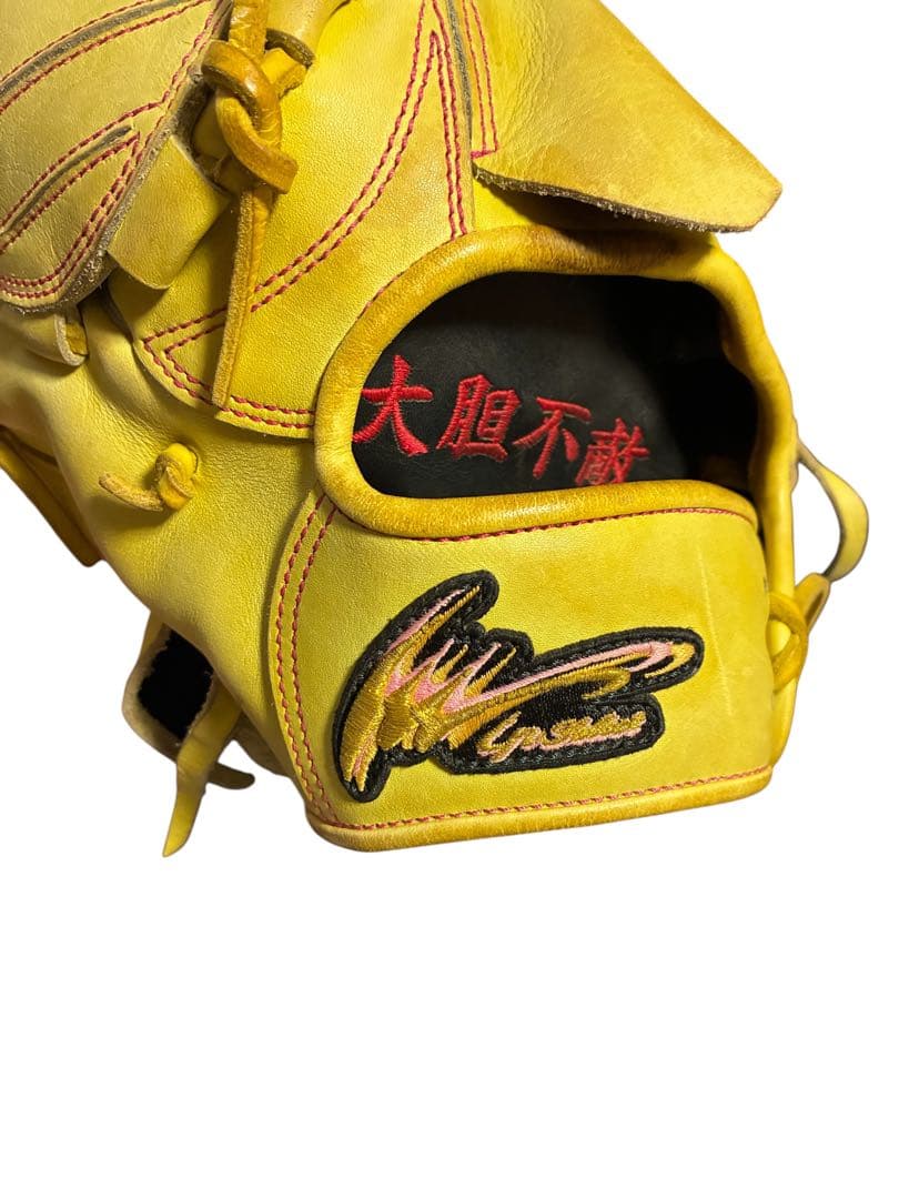 左投手用グローブ 刺繍入り