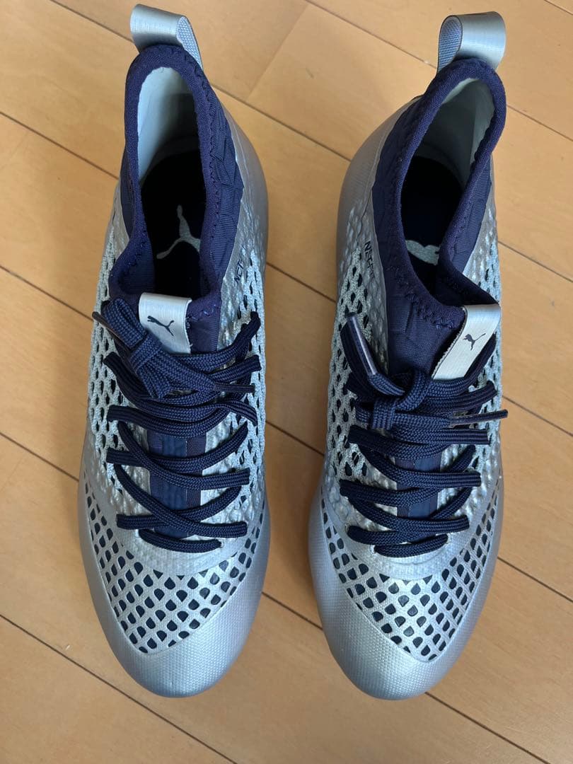 新品　Puma Future サッカーシューズ シルバー/ネイビー　２５.5㎝