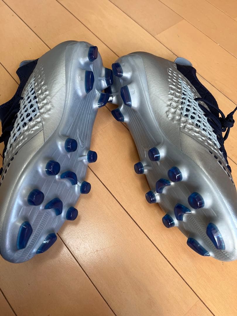 新品　Puma Future サッカーシューズ シルバー/ネイビー　２５.5㎝