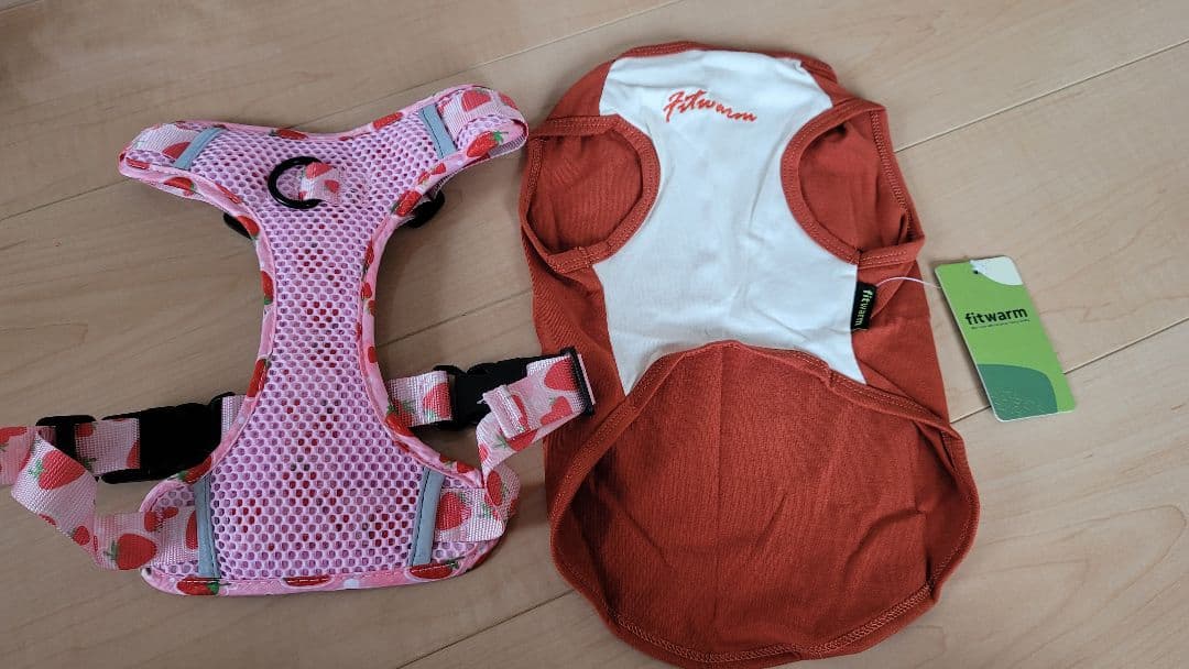 fitwarm 犬服　+　いちご柄 ハーネス Mサイズ
