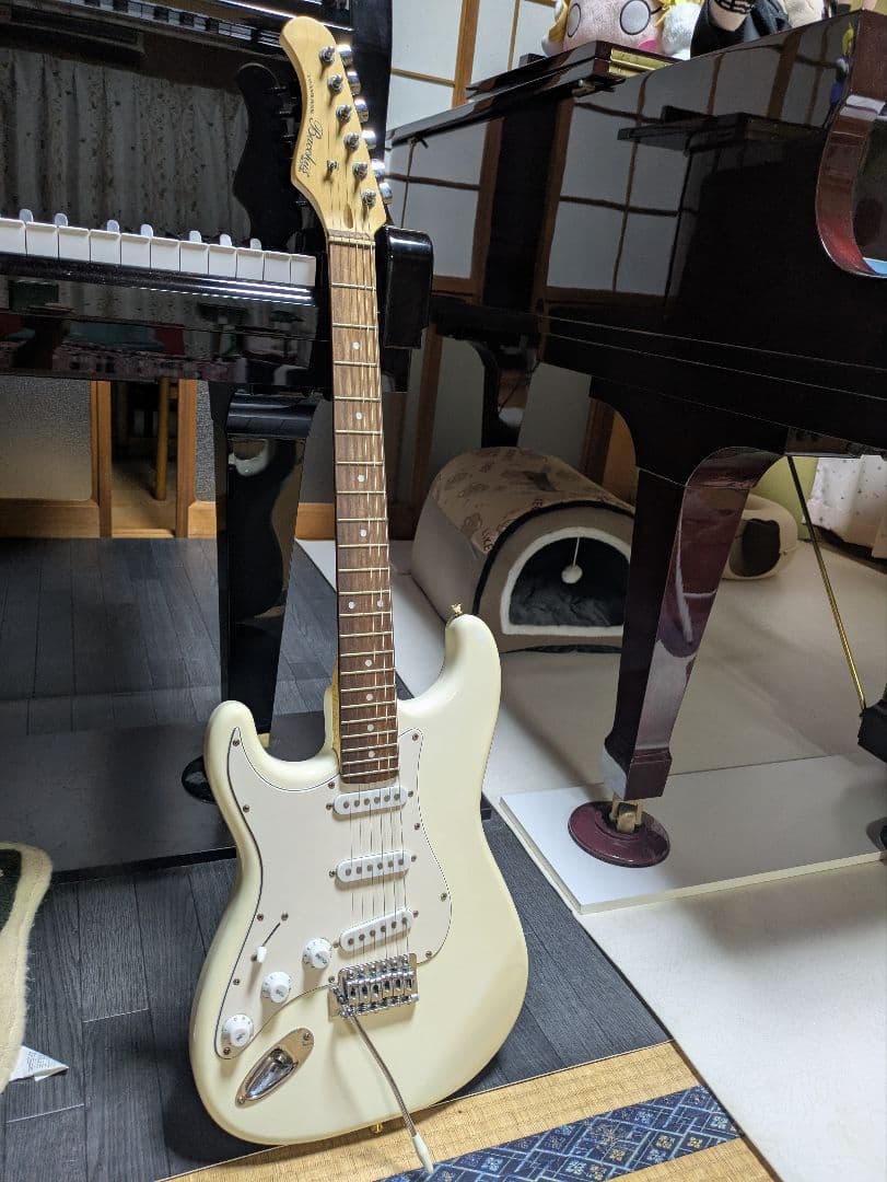 Bacchus 　エレキギター　バッカス　ストラト　レフティ　左利き　ホワイト