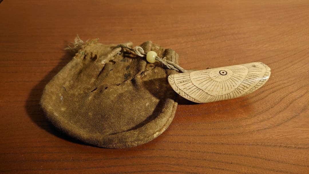 根付　時代根付　江戸硝子　江戸ガラス　提げ物　角　角細工　アンティーク根付　１客