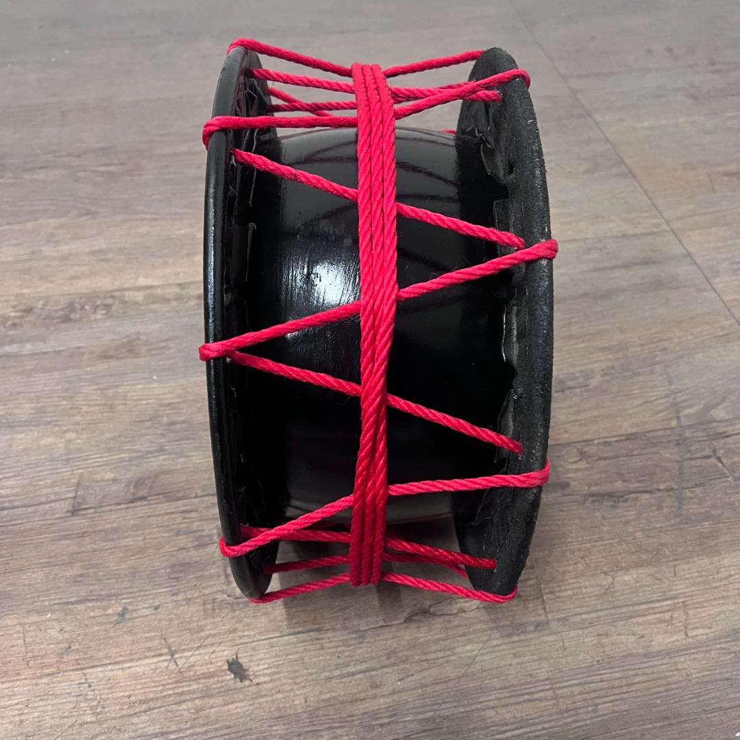 【新品】【蔵出し】締め太鼓 牛革 和太鼓 バチ付 台付 平太鼓 入門用