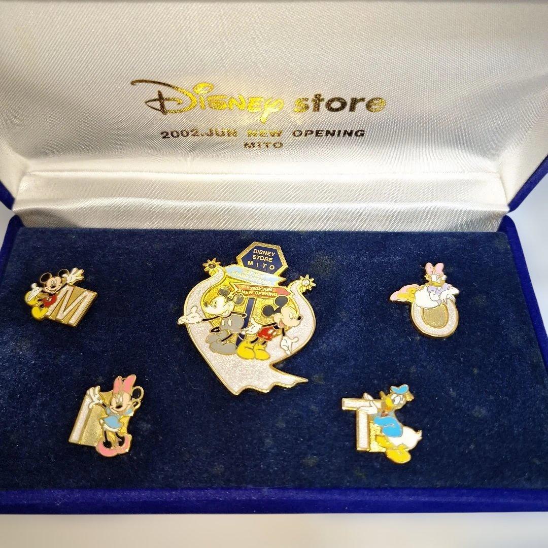 レア　ディズニーストア限定　オープン記念ピンバッジ