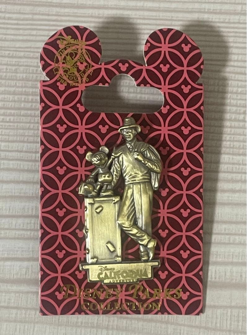 海外ディズニー　ミッキーとウォルト像　ピンバッチ