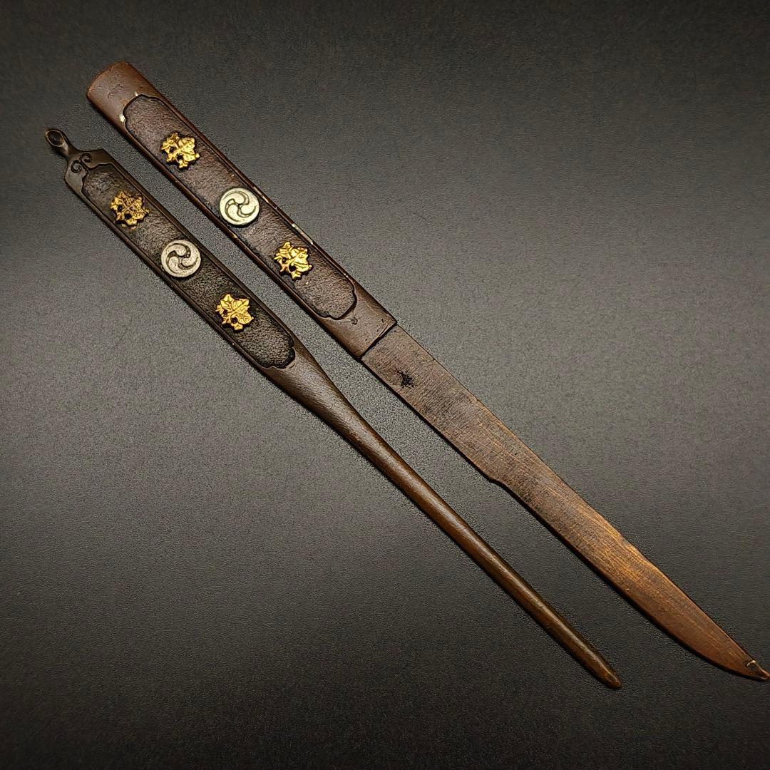日本刀装具　小柄　笄　家紋の図　五三の桐　三巴の紋　銅地　絵金銀　刀剣美術