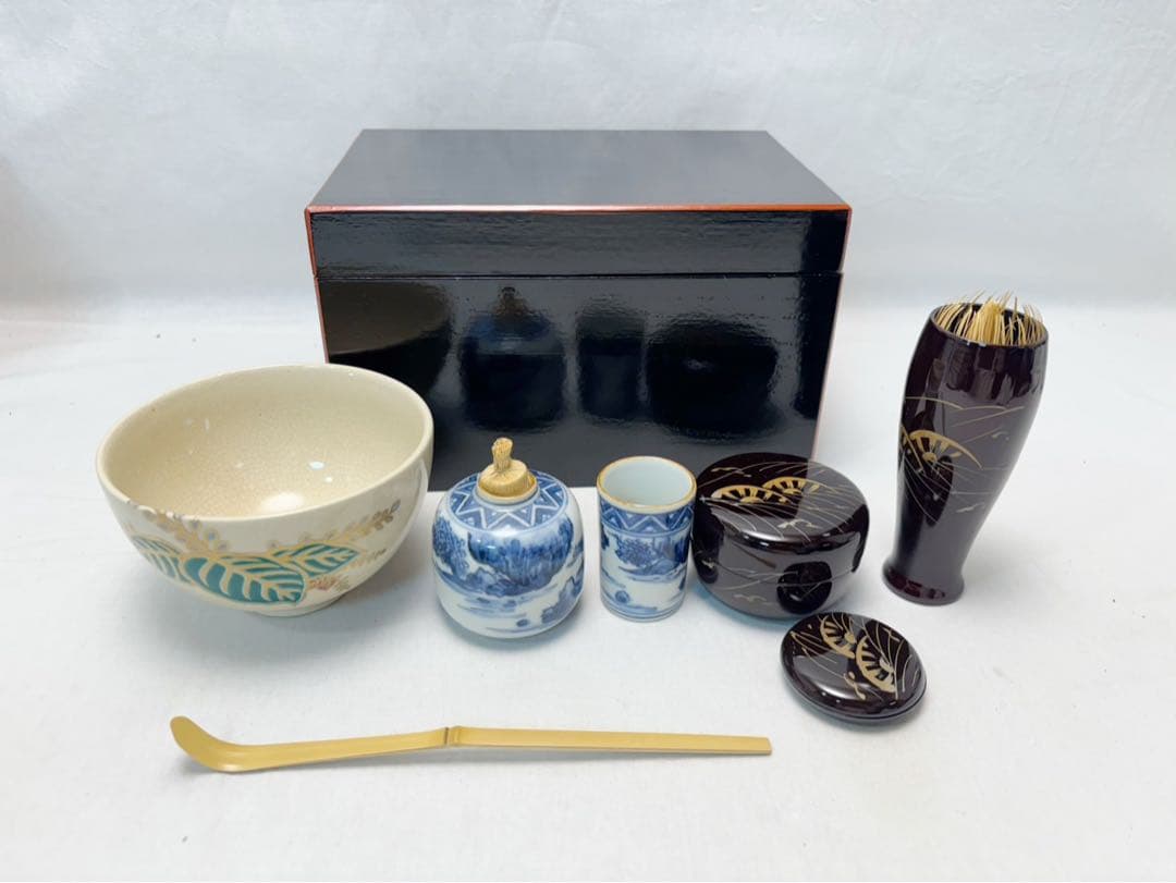 ほぼ未使用 茶道具 黒面朱利休茶箱 セット 茶碗 棗 茶筅 振出 巾筒 香合紙箱