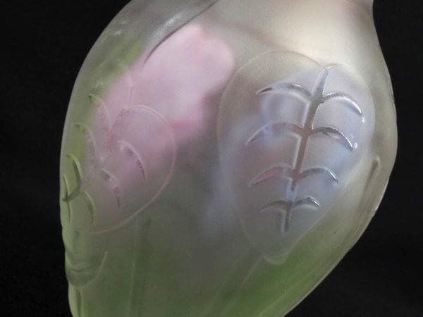 陽刻蜻蛉蝶紋硝子花瓶　花器　高さ18cm