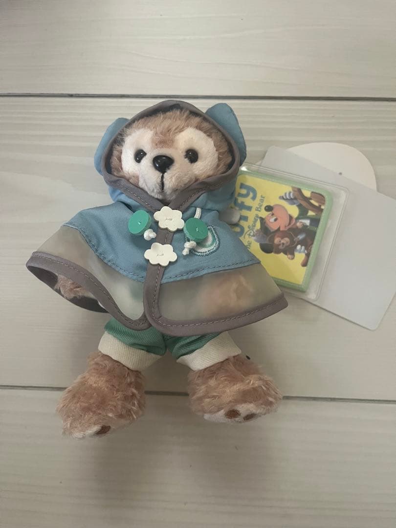 【タグ付き新品未使用】ダッフィー ぬいぐるみバッジ　レインコート　レイニーデイズ