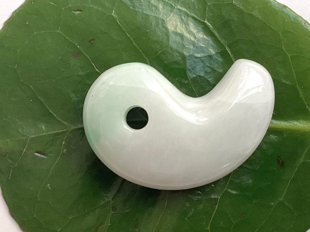 ✳premiumシリーズ一流の勾玉　糸魚川翡翠　再結晶線入り　御守りに鑑別書付‼️