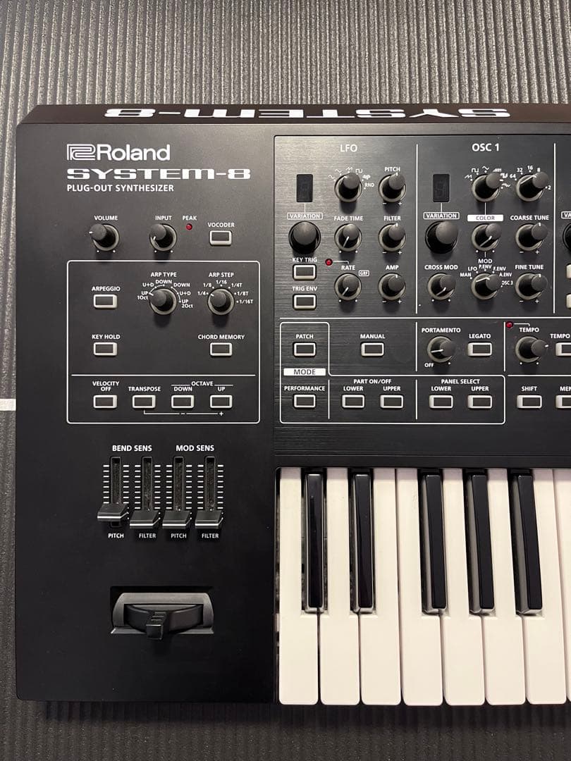 Roland SYSTEM-8 PLUG-OUT シンセサイザー