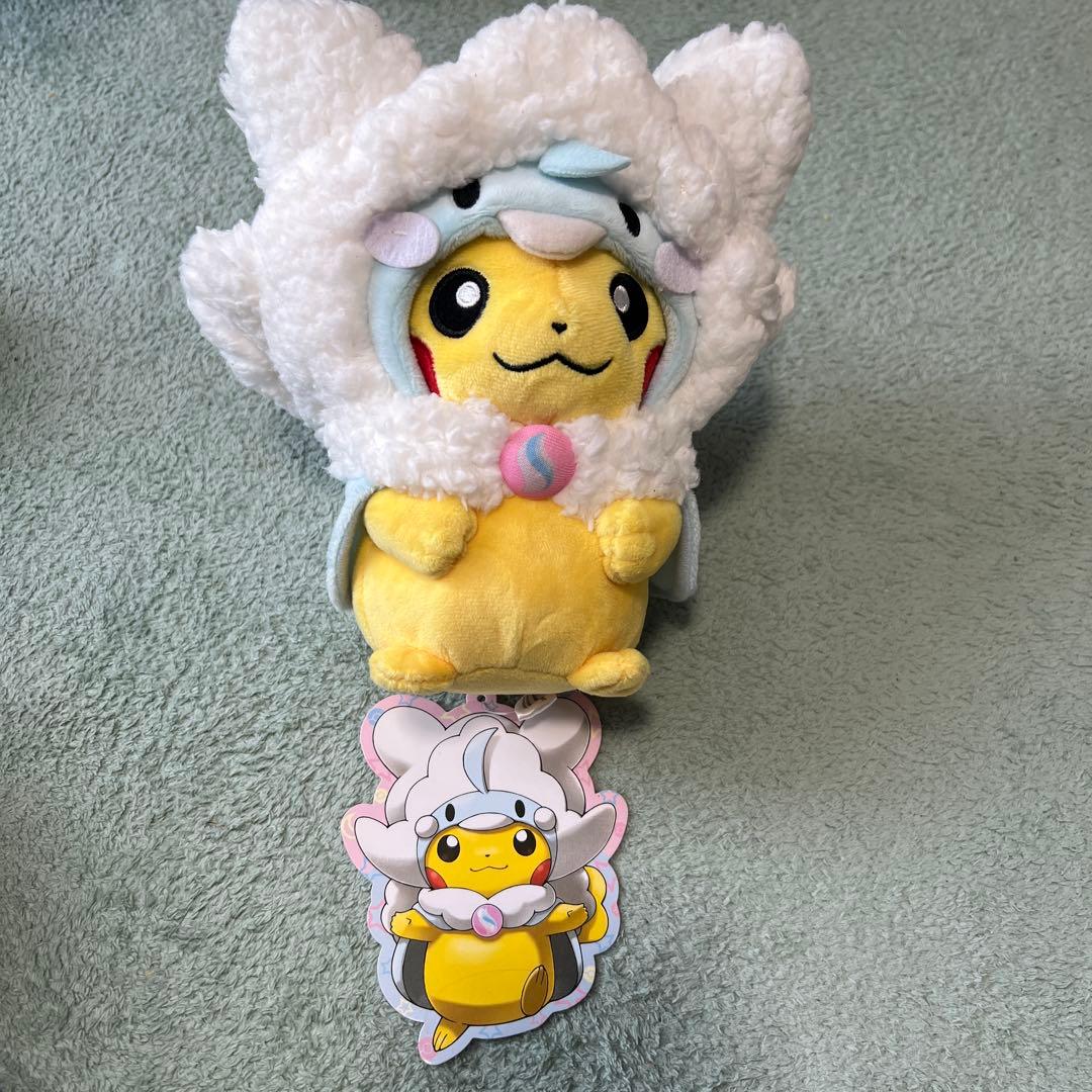 メガチルタリスのポンチョを着たピカチュウ