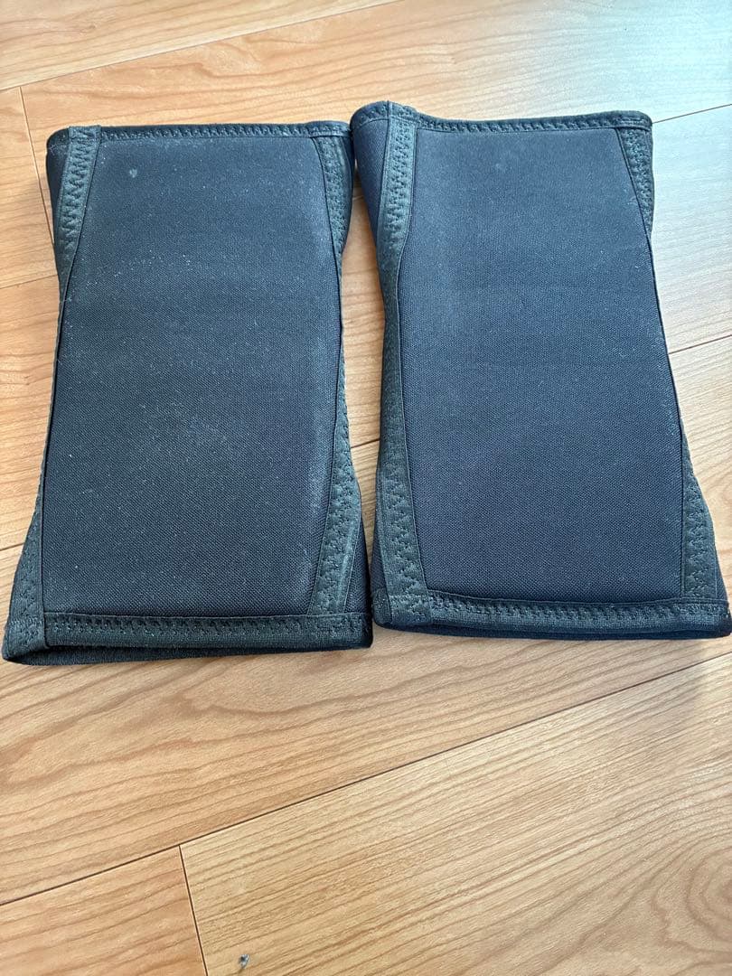 ONI 膝サポーター 赤いアクセント