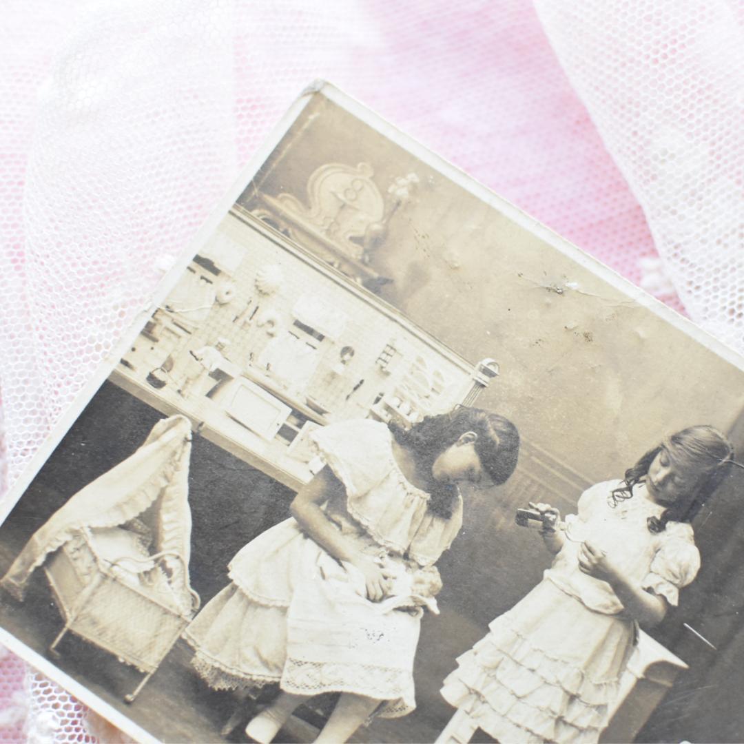 *アンティークポストカード　お人形の世界の中の少女たち