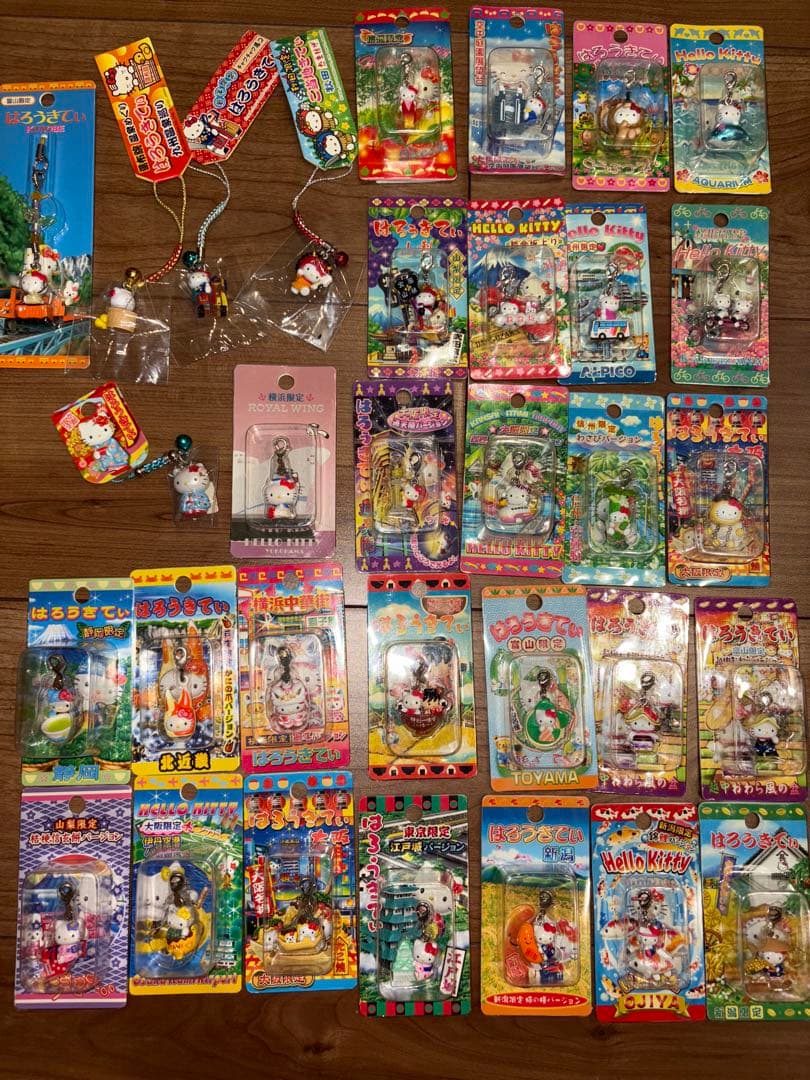 サンリオ　ご当地ハローキティ　ファスナーマスコット　根付けストラップなど32点