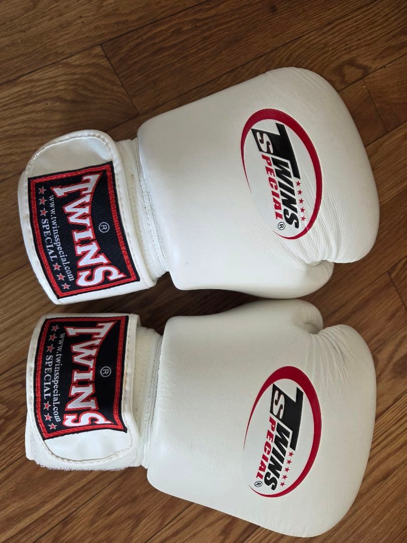 TWINS ボクシンググローブ、レガース Mサイズ ホワイト16オンス