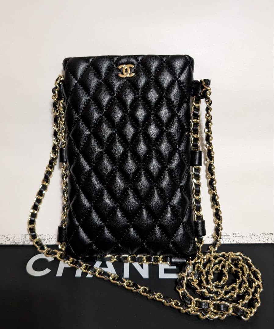 CHANEL ブラック キルティング チェーンスマホショルダー