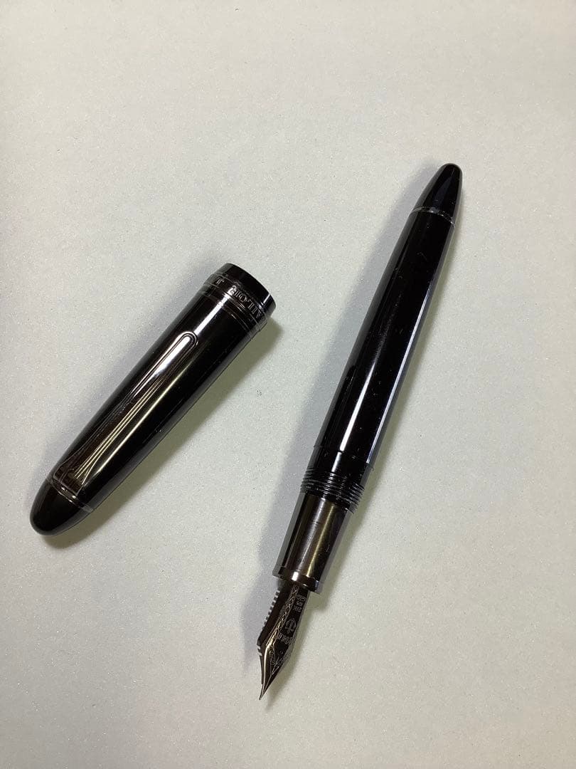 セーラーの万年筆　ブラックラスター　ペン先: EF 【不良個所あり】