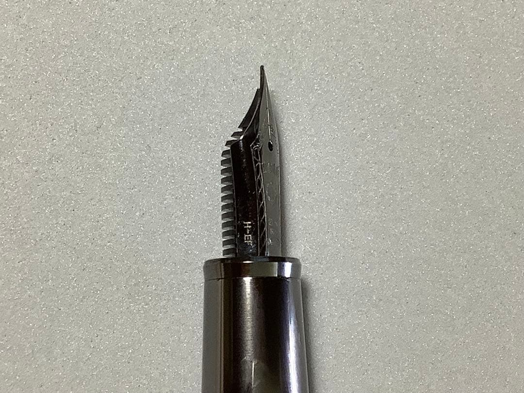 セーラーの万年筆　ブラックラスター　ペン先: EF 【不良個所あり】