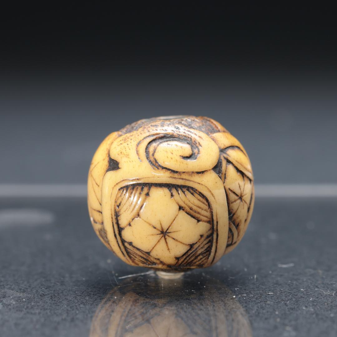緒締め玉　花菱文様　鹿角　骨董　胴乱　印籠 　R1447