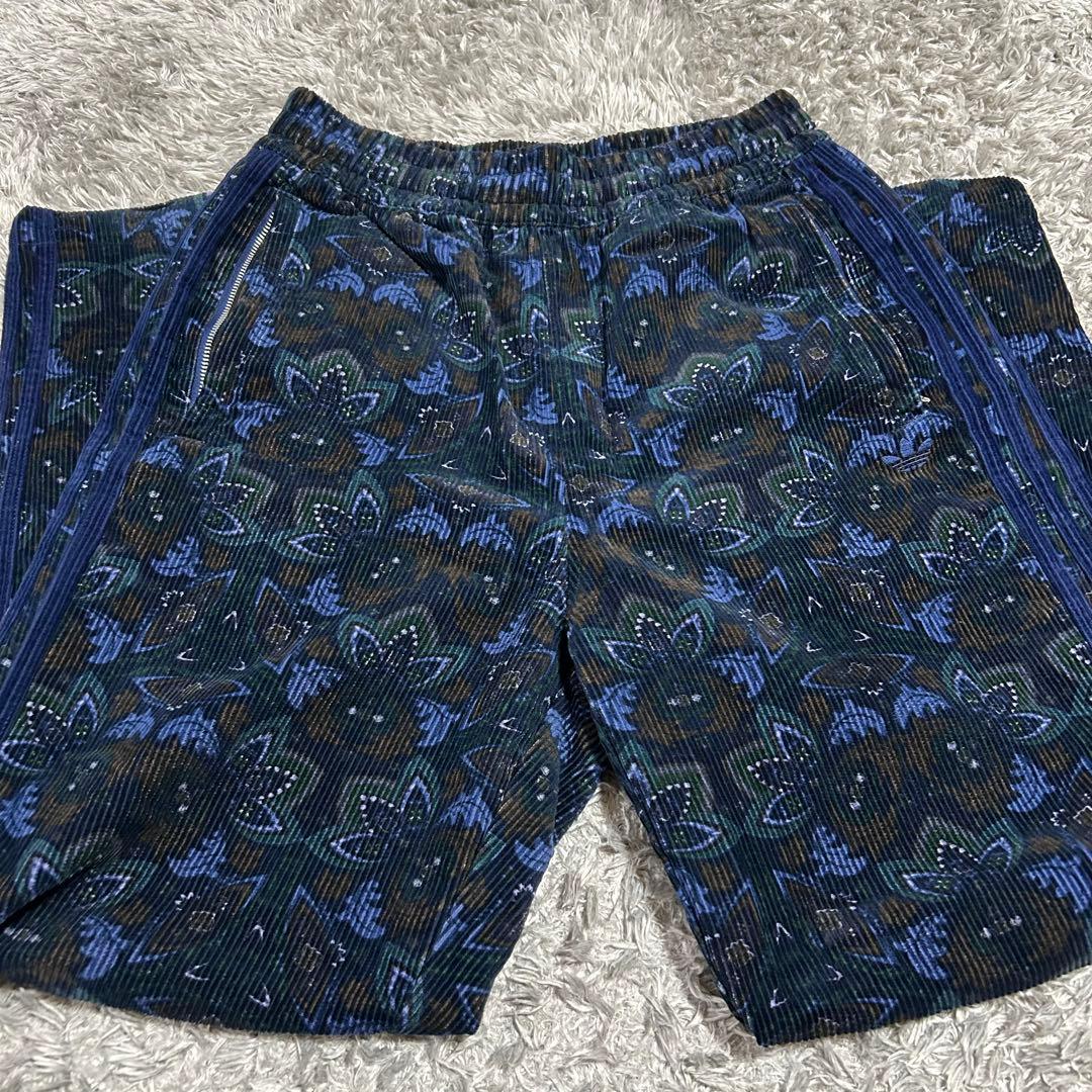 adidas originals 総柄コーデュロイバギートラックパンツ