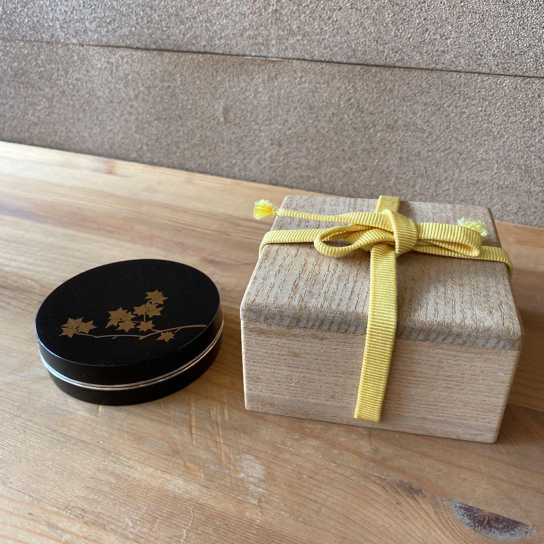 茶道具　加賀塗師　泉斎造　青楓に鮎蒔絵銀ブチ香合(共箱) ○