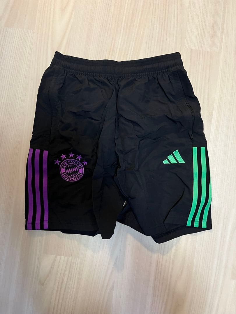 バイエルン　アディダス　ショートパンツ
