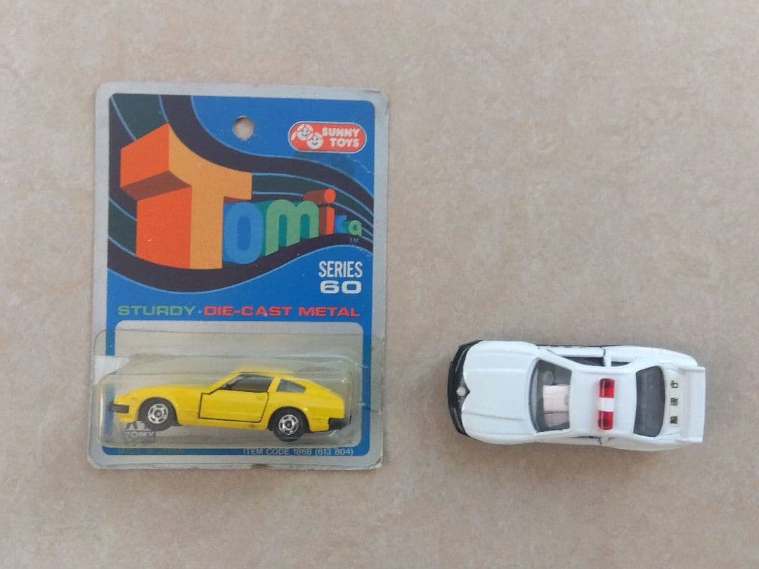 トミカ 古い 黄色のスポーツカー おまけのパトカー付き ※最低の値下げ価格です。