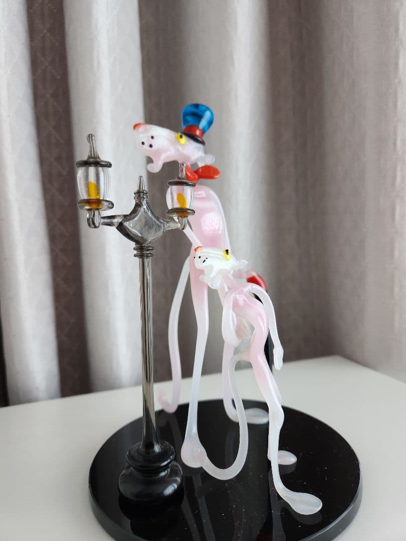 ピンクのガラス製キャラクター像