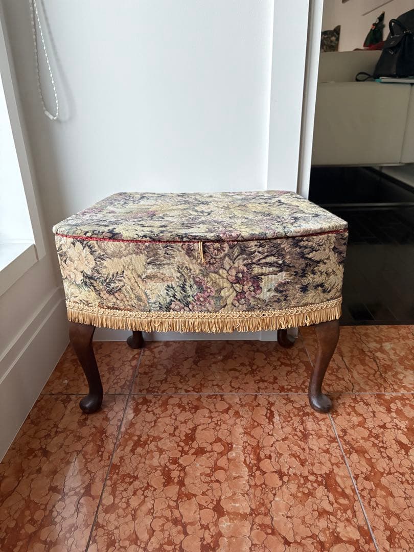 ✴︎イギリスヴィンテージ ソーイングボックス✴︎ 収納に ゴブラン織 木製 猫脚