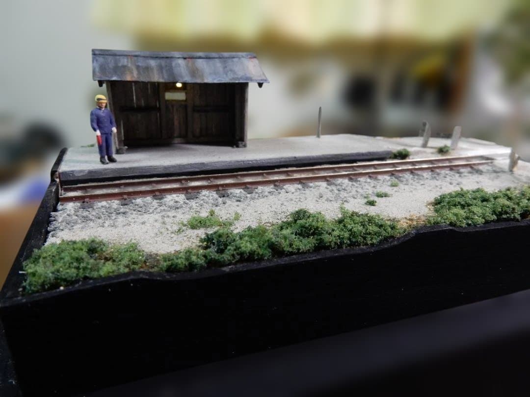 HOe（ナローゲージ）の 鉄道ジオラマ ホーム待合所、橋付き
