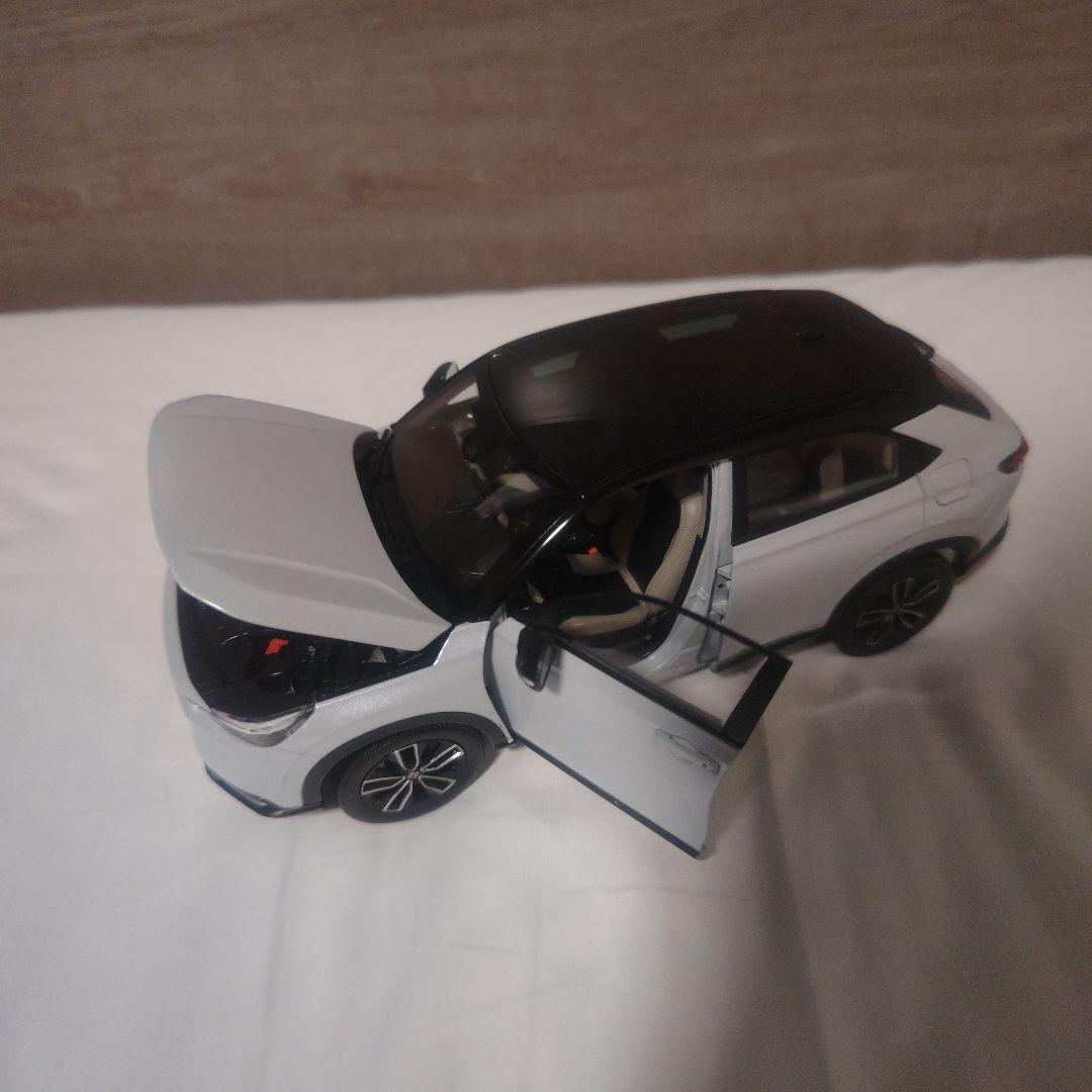 1/18 ミニカー　ホンダ　ヴェゼル　プレミアムサンライトホワイトパール