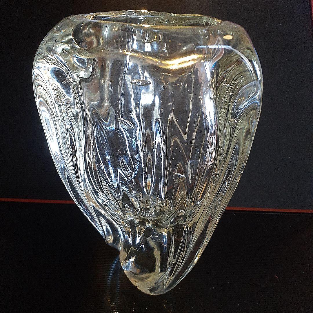 古い大きな気泡がある変形ガラス花入れ