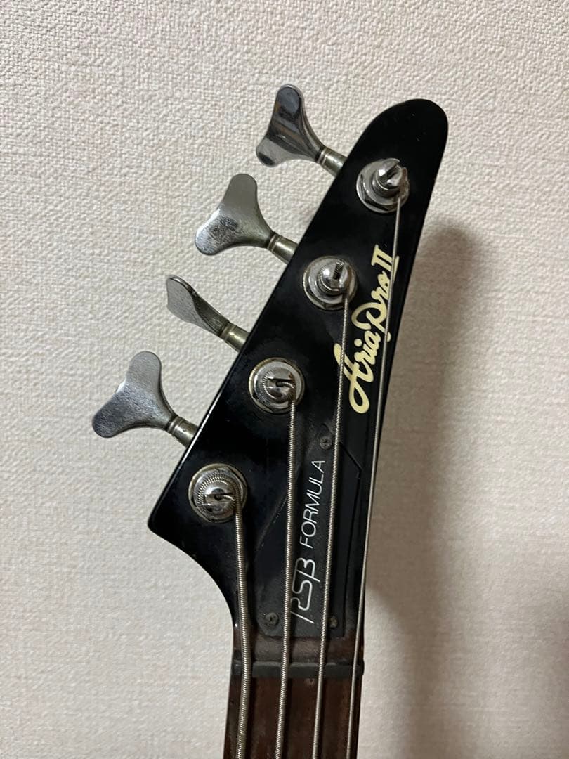 Aria Pro IIのRSB Seriesエレキベース スタンド付き