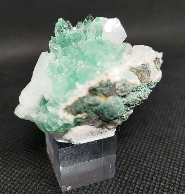 アポフィライト 魚眼石 鉱石 鉱物 ミネラル 標本 原石 母岩付き