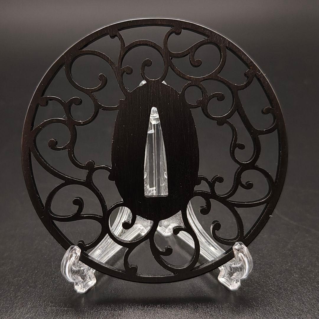 刀鍔　唐草の図　鉄製　金工品　細工　職人作　日本刀装具　鍔　つば　刀剣美術