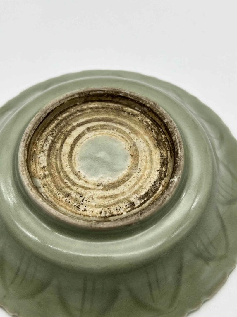 南宋時代～元時代　青磁　龍泉窯刻花祥字牡丹唐草文輪花盤(F-112)