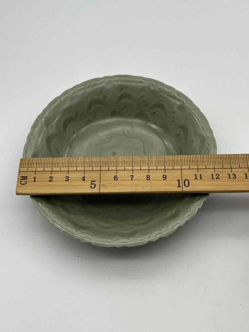 南宋時代～元時代　青磁　龍泉窯刻花祥字牡丹唐草文輪花盤(F-112)