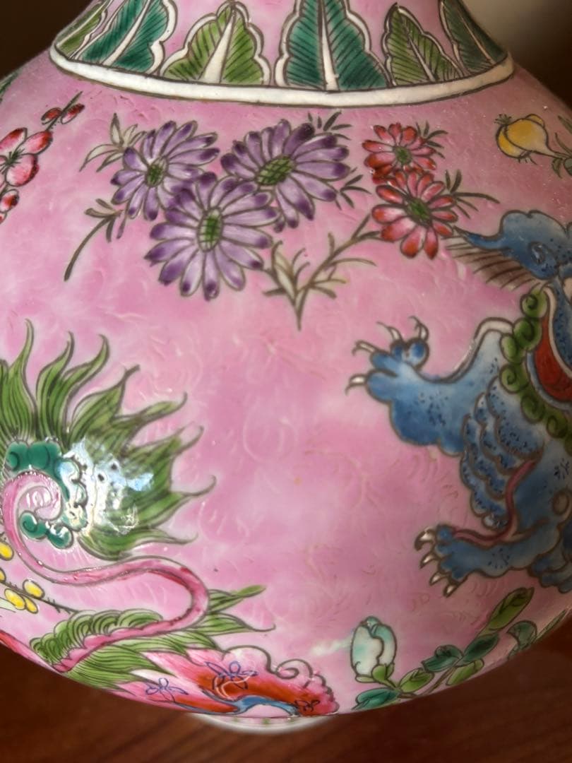 中国古美術 清の時代　粉彩軋道獅子文花瓶　乾隆年製 高さ42cm