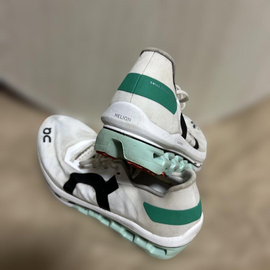 On Cloudstratus スパイクシューズ ホワイト/グリーン/ブラック