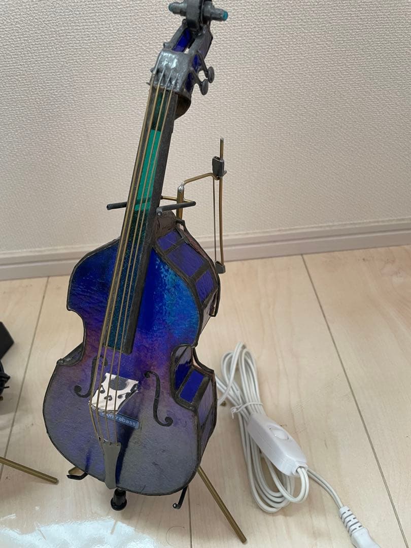 マホガニーのチェロ　ダークブルーのコントラバス　ステンドグラス