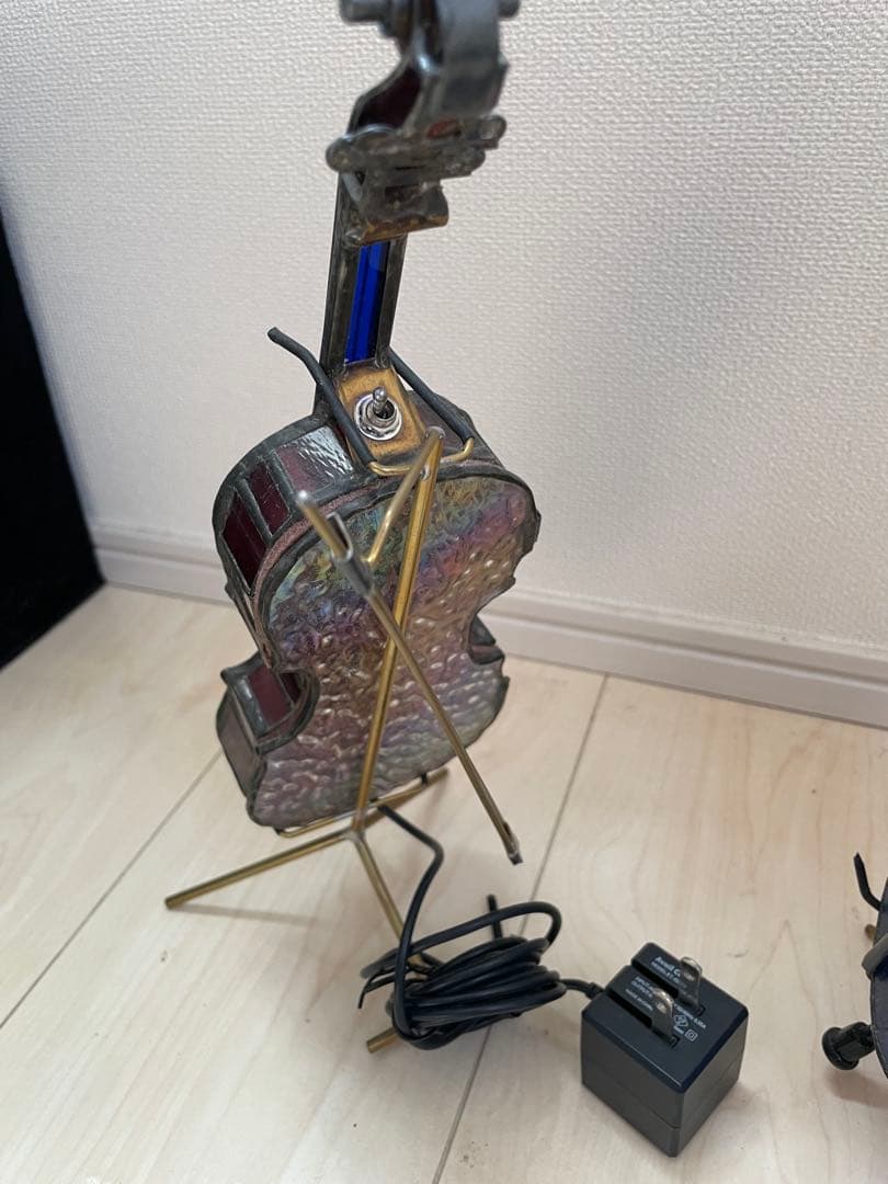 マホガニーのチェロ　ダークブルーのコントラバス　ステンドグラス